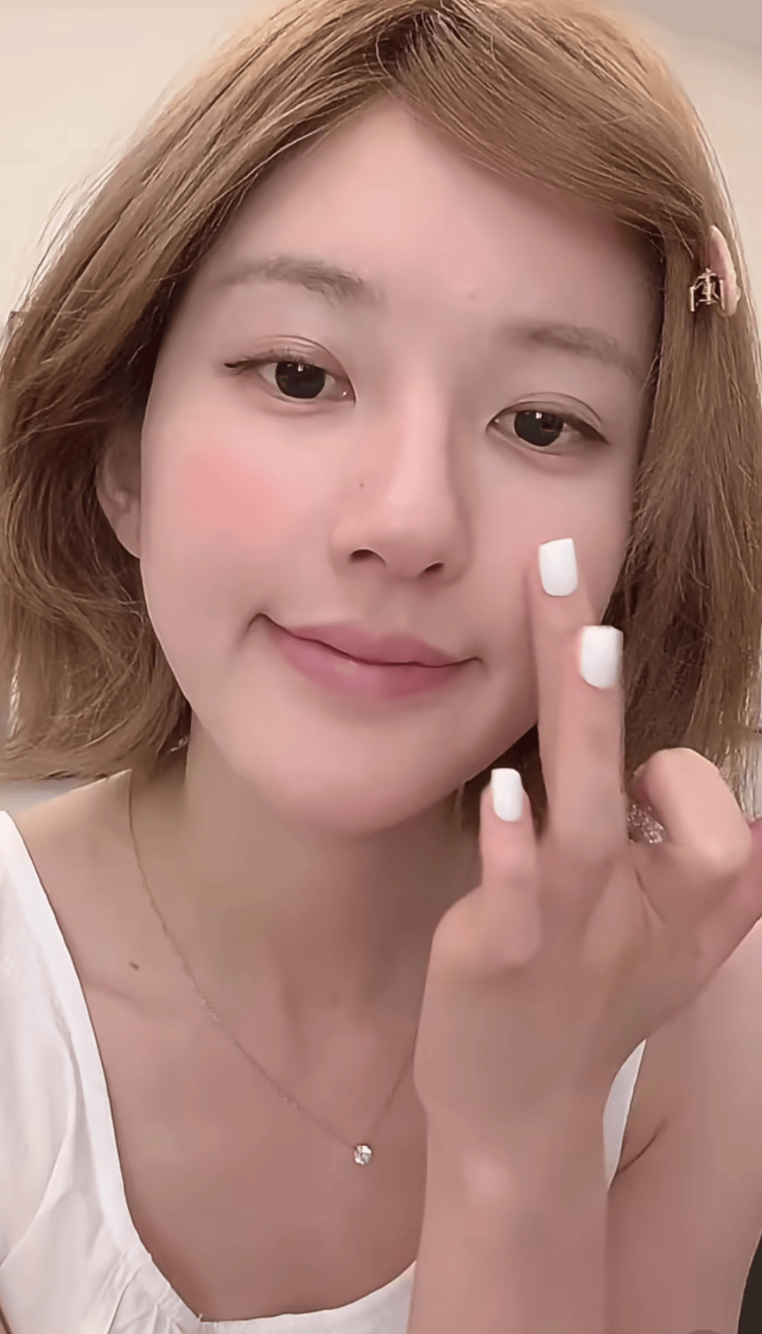 怒撕经纪公司后赵露思开启直播，同款花卷、包包都卖爆