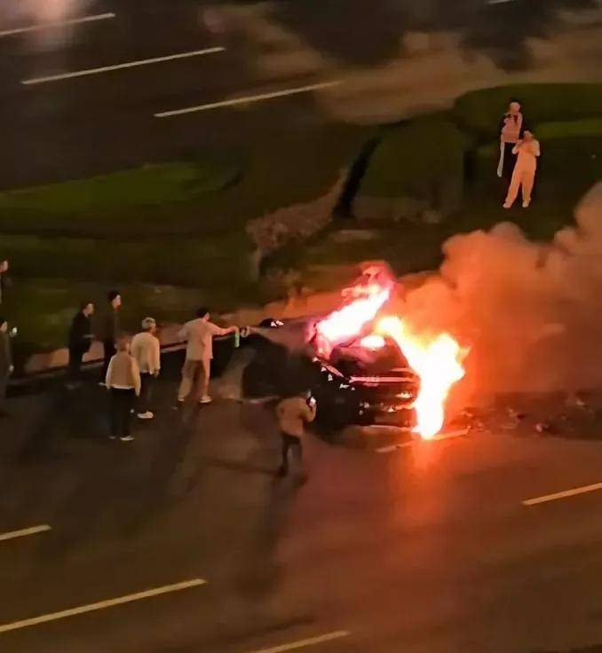 一夜蒸发1000亿,起火的小米SU7暴击雷军