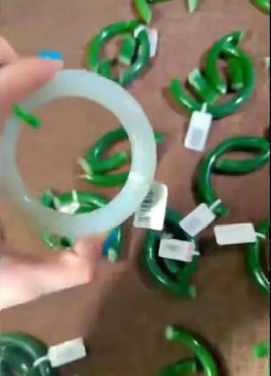 苏州一20岁店员不小心摔碎一盒玉镯损失百万，老板未要赔偿安慰小伙别有压力