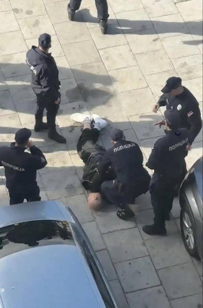 外媒:塞尔维亚国民议会大厦外发生枪击事件,武契奇发声