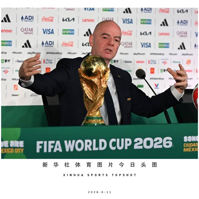 国际足联主席因凡蒂诺赛后走进伊朗队更衣室，“你们比一切困难都更强大”